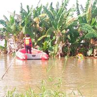 remaja-16-tahun-hanyut-terseret-banjir-di-makassar
