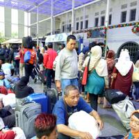 puluhan-ribu-penumpang-padati-stasiun-senen