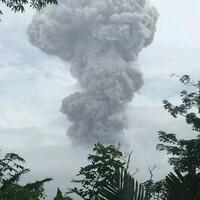 gunung-agung-kembali-erupsi-hujan-pasir-serbu-desa-mondet