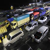 19258-orang-menyeberang-dari-merak-sepanjang-hari-natal