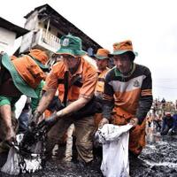 bermandikan-lumpur-anies-bersihkan-sampah-di-kanal-banjir-timur