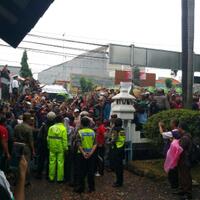 petani-bawang-merah-blokade-jalan-pantura-brebes