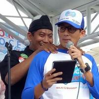 sandi-dipijat-di-panggung-saat-beri-sambutan-peluncuran-ok-oce-smart