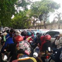 libur-tahun-baru-akses-menuju-kebun-binatang-ragunan-macet