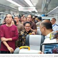 pakai-kaus-dan-sepatu-kets-jokowi-resmikan-kereta-bandara