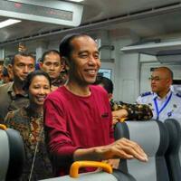 ditanya-soal-pakai-kaus-jokowi-masak-ke-stasiun-pakai-jas