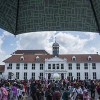 98288-orang-padati-kota-tua