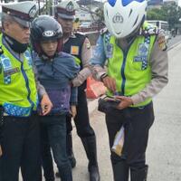 bawa-ganja-pengendara-sepeda-motor-ini-nekat-menabrak-polisi