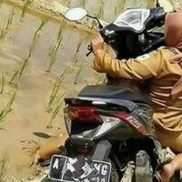 the-power-of-emak-emak-naik-skutik-lewat-pematang-sawah