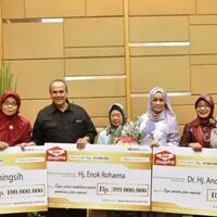 tiga-wanita-lansia-ini-juara-foto-selfie-yang-diadakan-easy-shopping