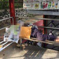 dikira-tiduran-di-halte-bus-ternyata-badan-orang-ini-sudah-kaku