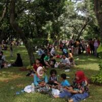 diizinkan-anies-dan-sandiaga-warga-boleh-injak-rumput-tugu-monas