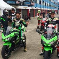 lintasan-bergelombang-jonathan-rea-tetap-pacu-all-new-ninja-250-di-kecepatan-tinggi