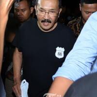 fredrich-ditangkap-istri-hingga-keponakan-berdatangan-ke-kantor-kpk-dini-hari