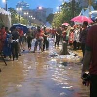 timnas-indonesia-vs-islandia-diwarnai-banjir-di-sugbk