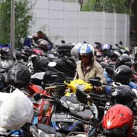 alasan-stop-kebiasaan-taruh-helm-di-spion-motor-serius-bikin-rugi