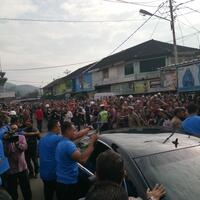 jokowi-bagi-bagi-buku-dan-kaus-di-pasar-banjar