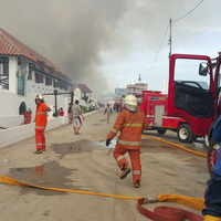 api-mulai-padam-penyebab-museum-bahari-kebakaran-belum-diketahui
