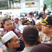 ratusan-alumni-212-kawal-kehadiran-ustadz-zulkifli-muhammad-di-bareskrim