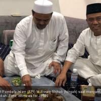 betah-di-arab-saudi-habib-rizieq-berpose-makan-nasi-kebuli