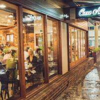 orang-orang-ini-berurusan-dengan-polisi-karena-lakukan-hal-aneh-di-restoran