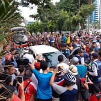 sebuah-mobil-menerobos-acara-car-free-day
