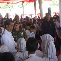 presiden-jokowi-bagikan-kip-di-palembang-hari-ini