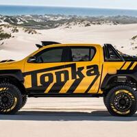 diecast-toyota-hilux-ini-bisa-disebut-paling-macho-dengan-kaki-jenjang