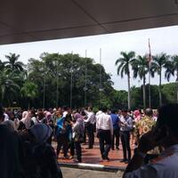 gempa-pegawai-kantoran-lari-ke-ke-jalan