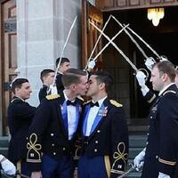 pertama-kali-pasangan-gay-menikah-di-akademi-militer-as