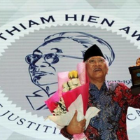 gus-mus-menerima-penghargaan-yap-thiam-hien-tahun-2017