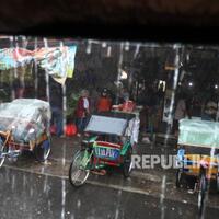 satpol-pp-pergoki-truk-bawa-banyak-becak-dari-luar-daerah
