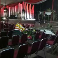 hujan-angin-karangan-bunga-peringatan-hut-pdip-di-cikini-ambruk