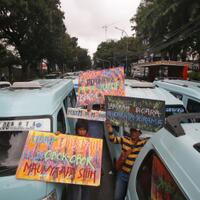 lulung-tuding-demo-sopir-angkot-ditunggangi