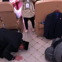 presiden-jokowi-tinggalkan-afghanistan-menlu-dan-danpaspampres-sujud-syukur