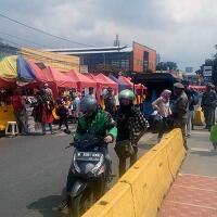 banyak-sepeda-motor-nekat-melintas-jalan-jati-baru