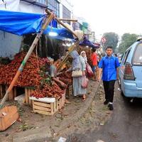 sandiaga-uno-pkl-ada-di-trotoar-karena-ada-yang-beli