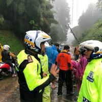 foto-longsor-di-jalur-puncak-yang-bikin-aspal-jalan--menggantung