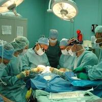 mengapa-dokter-bedah-kenakan-pakaian-hijau-atau-biru-ternyata-ini-alasannya