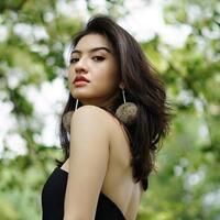 raline-shah-dipeluk-mesra-seorang-pria