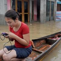 anak-anak-ini--sulap--banjir-jadi-wahana-bermain-dan-berenang