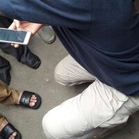 tinjau-banjir-gubernur-anies-pakai-sandal--nike