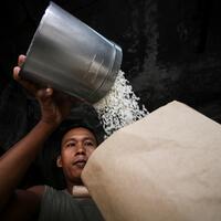 disambangi-sandi-pedagang-keluhkan-harga-beras-masih-mahal