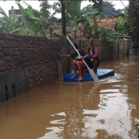 banjir-di-kampung-arus-naik-lagi-warga-pakai-perahu-berangkat-kerja