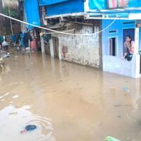 3-hari-terendam-banjir-warga-rt-05-kampung-pulo-cuma-dapat-bantuan-air-putih