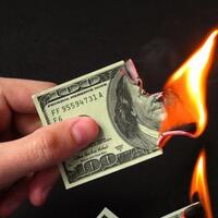 buktikan-siapa-lebih-kaya-2-pria-ini-sengaja-bakar-uangnya