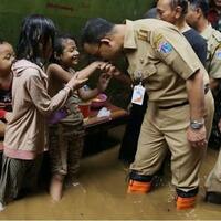 viral-foto-gubernur-anies-cium-tangan-anak-korban-banjir-begini-penjelasannya