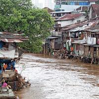 normalisasi-berlanjut-warga-tetap-digusur