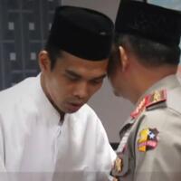 momen-pertemuan-dan-jabat-tangan-kapolri-dengan-ustaz-abdul-somad