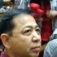 setya-novanto-kini-potong-rambut-di-tukang-cukur-pinggir-jalan